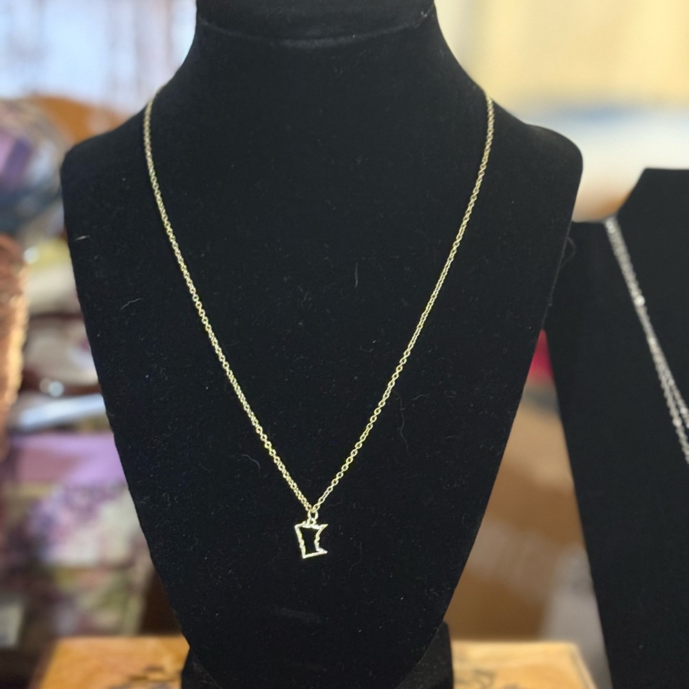 Minnesota gold tone necklace 16”